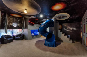 NEW - 4 Miles to Disney, Heated Pool, Sleeps 15, Game Room, Star Wars and Lego Theme Rooms